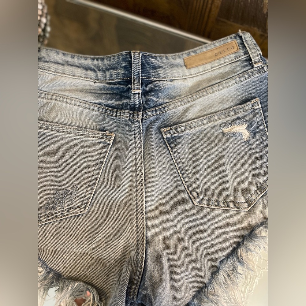 CELLO High-rise Distressed Fringed Medium Wash Denim Cutoff Short VGUC Sz XS - Picture 3 of 8
